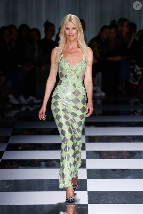 défilé versace printemps été 2021|Fashion Week de Milan : Le défilé Versace printemps.